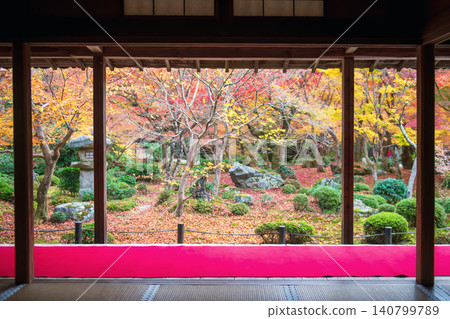Colorful Japanese autumn garden by Enkoji temple hall, Kyoto Colorful Japanese autumn garden by Enkoji temple hall, Kyoto 140799789