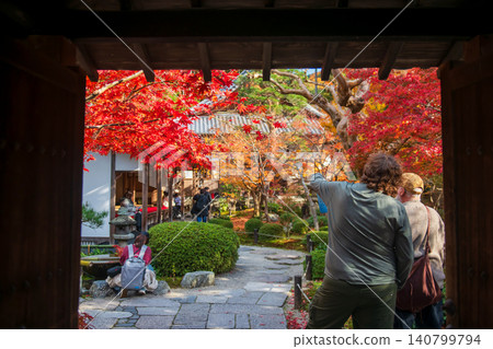 Foreign dad and son at gate view Enkoji temple in autumn, Kyoto Foreign dad and son at gate view Enkoji temple in autumn, Kyoto 140799794