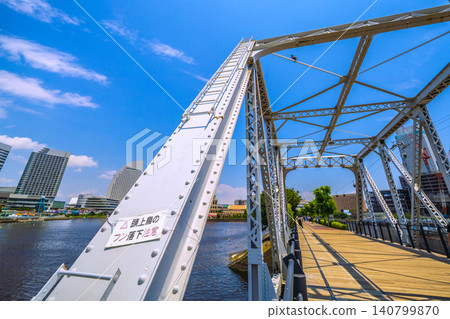 Yokohama, Japan's urban landscape is plagued by bird droppings... Renovation work on the Kishamichi boardwalk is complete, but the threat remains... Watch out for bird droppings falling overhead. Yokohama, Japan's urban landscape is plagued by bird droppings... Renovation work on the Kishamichi boardwalk is complete, but the threat remains... Watch out for bird droppings falling overhead. 140799870