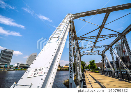 日本橫濱的城市景觀飽受鳥糞之苦……岸道木棧道的翻新工程已經完成,但威脅依然存在……小心頭頂掉落的鳥糞。 日本橫濱的城市景觀飽受鳥糞之苦……岸道木棧道的翻新工程已經完成,但威脅依然存在……小心頭頂掉落的鳥糞。 140799882