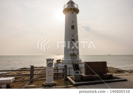 夕陽西下,可以看到愛知縣美濱町的野馬崎燈塔、情侶聖地和幸福之鐘。 夕陽西下,可以看到愛知縣美濱町的野馬崎燈塔、情侶聖地和幸福之鐘。 140800538