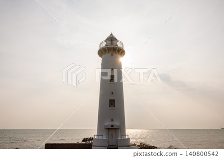夕陽西下,可以看到愛知縣美濱町的野馬崎燈塔、情侶聖地和幸福之鐘。 夕陽西下,可以看到愛知縣美濱町的野馬崎燈塔、情侶聖地和幸福之鐘。 140800542