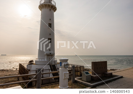 夕陽西下,可以看到愛知縣美濱町的野馬崎燈塔、情侶聖地和幸福之鐘。 夕陽西下,可以看到愛知縣美濱町的野馬崎燈塔、情侶聖地和幸福之鐘。 140800543