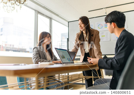 Business men and women having a meeting in the office 140800651