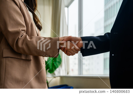 窗邊,商人們握手。 窗邊,商人們握手。 140800683