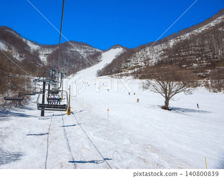 春天，從滑雪纜車上俯瞰白馬科爾蒂納滑雪場池野田滑雪道的景色（長野縣小谷村） 140800839