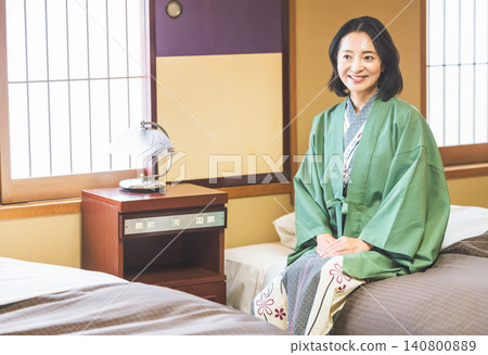 一位中年婦女在日本旅館放鬆休息。 140800889