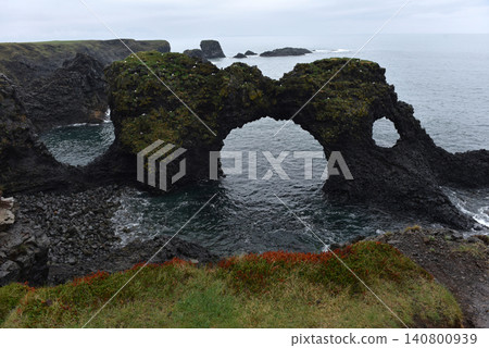 Gatklettur basalt rock arch on the coast of Arnarstapi, Iceland 140800939