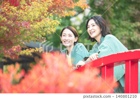 兩名身穿浴衣(日本傳統夏季和服)的女子麵帶微笑,欣賞著風景。 兩名身穿浴衣(日本傳統夏季和服)的女子麵帶微笑,欣賞著風景。 140801210
