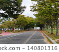 初秋時節，公園裡一條穿過樹蔭隧道的跑步小徑。 140801316