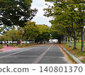 初秋時節，公園裡一條穿過樹蔭隧道的跑步小徑（插畫風格） 140801370