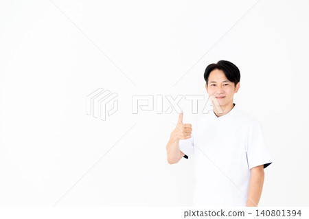 身穿白大褂、豎起大拇指的中年男性針灸師/整骨師。 身穿白大褂、豎起大拇指的中年男性針灸師/整骨師。 140801394