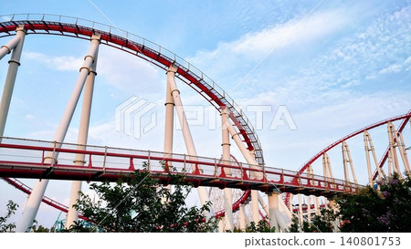 The white pillars of the roller coaster, which I look up at. The white pillars of the roller coaster, which I look up at. 140801753