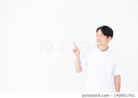 身穿白大褂的中年男性針灸師/整骨師。 身穿白大褂的中年男性針灸師/整骨師。 140801761