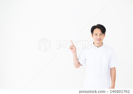 身穿白大褂的中年男性針灸師/整骨師。 身穿白大褂的中年男性針灸師/整骨師。 140801762