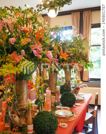 Flowers, mainly lilies, adorn the Western-style mansion from spring to early summer. Flowers, mainly lilies, adorn the Western-style mansion from spring to early summer. 140801787