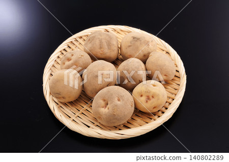Fresh potatoes with mud Fresh potatoes with mud 140802289