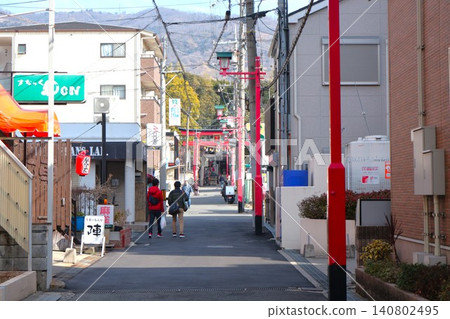 通往冰潭山稻荷神社的道路,東大阪市的街景。 通往冰潭山稻荷神社的道路,東大阪市的街景。 140802495