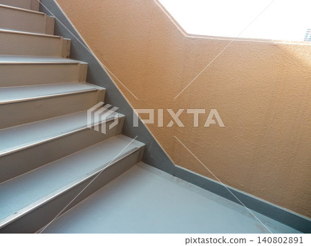 公寓和建築物中的簡易室內樓梯 公寓和建築物中的簡易室內樓梯 140802891