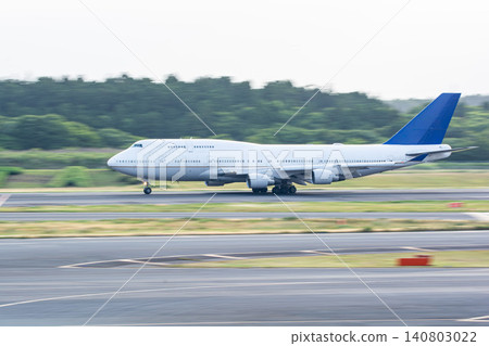一架巨型噴射客機正起飛前往海外目的地。 140803022