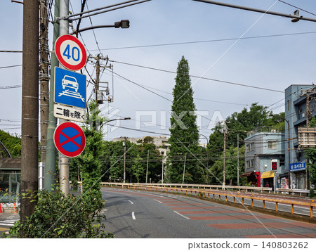The section of the Toden Arakawa Line that is shared with other vehicles and the "Passage permitted within the track area" sign. The section of the Toden Arakawa Line that is shared with other vehicles and the "Passage permitted within the track area" sign. 140803262