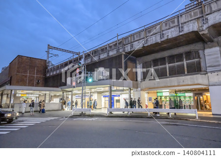 東京港區都市風光:銀座出口及新橋站前方區域的傍晚景觀。 東京港區都市風光:銀座出口及新橋站前方區域的傍晚景觀。 140804111