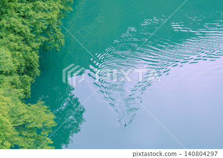 Lake Shiromaru, the surface of the flowing river Lake Shiromaru, the surface of the flowing river 140804297