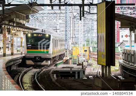 [Tokaido Line] Local train arriving at Shimbashi Station 140804534
