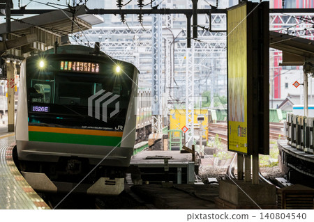 [Tokaido Line] Local train arriving at Shimbashi Station 140804540