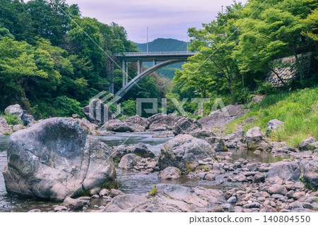 禦岳谷中流淌的河面 禦岳谷中流淌的河面 140804550