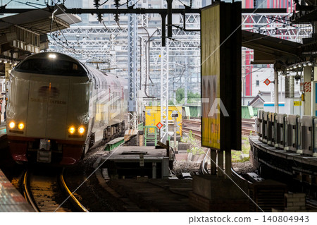 【東海道線】日出號瀨戶/出雲號列車途經新橋站 【東海道線】日出號瀨戶/出雲號列車途經新橋站 140804943