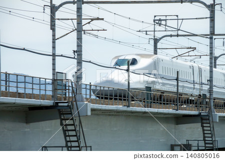 Close-up of the Tokaido Shinkansen running on an elevated bridge Close-up of the Tokaido Shinkansen running on an elevated bridge 140805016