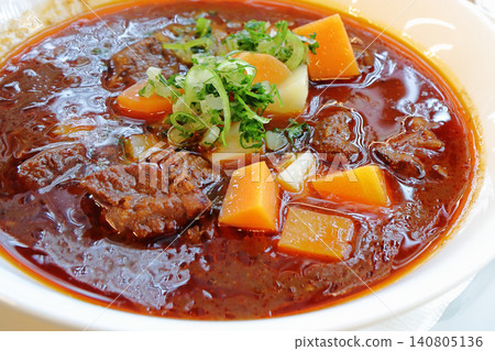 一道傳統的匈牙利菜:牛肉辣椒燉湯(燉牛肉湯)。 一道傳統的匈牙利菜:牛肉辣椒燉湯(燉牛肉湯)。 140805136