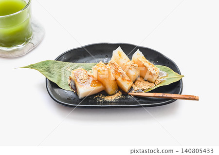 葛粉麻糬盛於竹葉上,淋上黃豆粉和紅糖漿。 葛粉麻糬盛於竹葉上,淋上黃豆粉和紅糖漿。 140805433