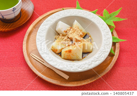 日式甜點:葛餅,淋上黃豆粉和黑糖漿 日式甜點:葛餅,淋上黃豆粉和黑糖漿 140805437