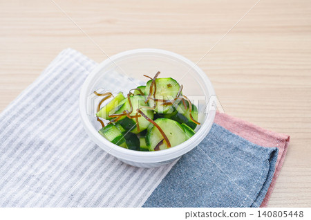 鹹海帶黃瓜沙拉（常見的配菜/可以提前做好的菜餚） 140805448