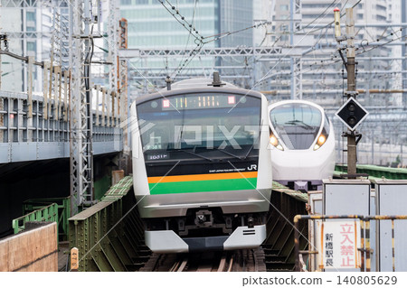 [Tokaido Line] Local train departing from Shimbashi Station 140805629