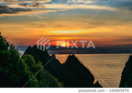夕陽西下,映照著積丹半島的島目岬,景色令人嘆為觀止。 夕陽西下,映照著積丹半島的島目岬,景色令人嘆為觀止。 140805670