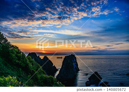 島目岬的景色,沙科坦藍與日落交相輝映。 島目岬的景色,沙科坦藍與日落交相輝映。 140805672