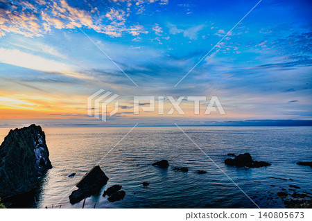 積丹半島和島門岬沐浴在金色的夕陽餘暉中 積丹半島和島門岬沐浴在金色的夕陽餘暉中 140805673
