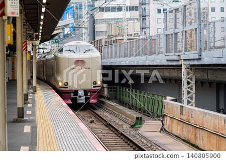 [Tokaido Line] Empty train passing through Shimbashi Station 140805900