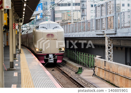 [Tokaido Line] Empty train passing through Shimbashi Station 140805901