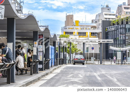 神奈川縣川崎市中原區城市景觀：武藏小杉車站前的公車環島 140806043