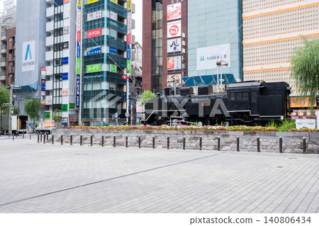 【新橋站】清晨,一輛蒸氣機車停在新橋站日比谷出口前。 【新橋站】清晨,一輛蒸氣機車停在新橋站日比谷出口前。 140806434