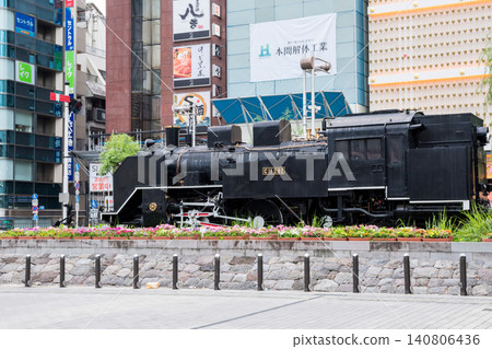 【新橋站】清晨,一輛蒸氣機車停在新橋站日比谷出口前。 【新橋站】清晨,一輛蒸氣機車停在新橋站日比谷出口前。 140806436
