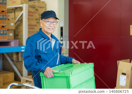 一個在倉庫工作的人 140806725