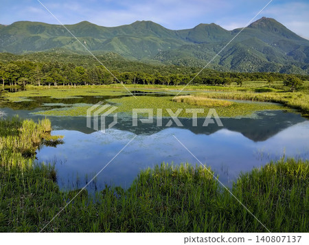 知床五湖全景,湖面如鏡,倒映著蔚藍的天空,景色優美。 (旅遊宣傳冊圖片) 知床五湖全景,湖面如鏡,倒映著蔚藍的天空,景色優美。 (旅遊宣傳冊圖片) 140807137
