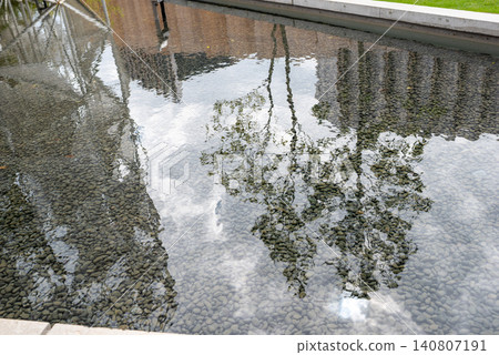 背景素材：陽光下波光粼粼的水面，水面上的倒影，以及雨天的景象。 140807191
