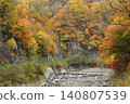 Valley dyed in autumn leaves 140807539