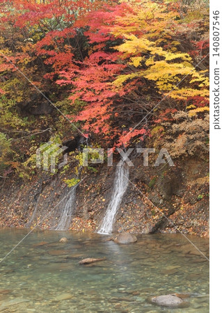 Autumn leaves and small waterfall 140807546